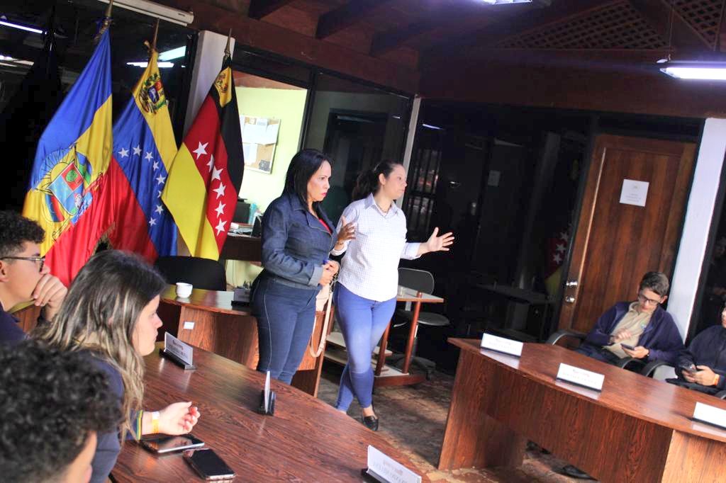 edrengifo's tweet photo. #10Mar | Los jóvenes fueron recibidos en el Salón de Sesiones del @concejohatillo por la concejal @AracelisRomero_ y representantes del Poder Legislativo local para conversar sobre las funciones de esta rama del #PoderPublico.
#Ciudadania
#Municipalidad https://t.co/t25GYUBkCK