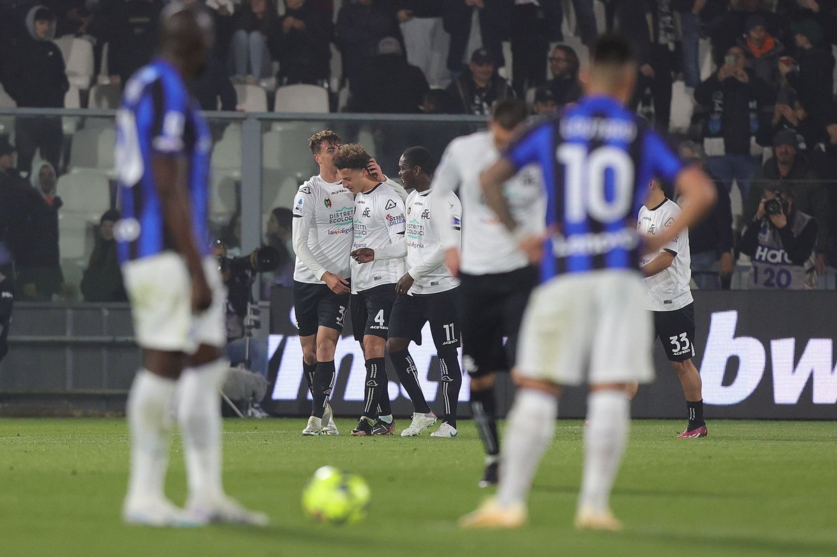 Congresoccer's tweet photo. 😱Triunfazo de los Aguiluchos en casa

Spezia venció 2-1 al Inter en el arranque de la jornada 26 de la Serie A.

⚽Daniel Maldini, hijo de Paolo, y Nzola fueron los anotadores de la victoria. Lukaku marcó el empate parcial.

#FBNConecta #SpeziaCalcio #J26 https://t.co/h4b4ILDuRI