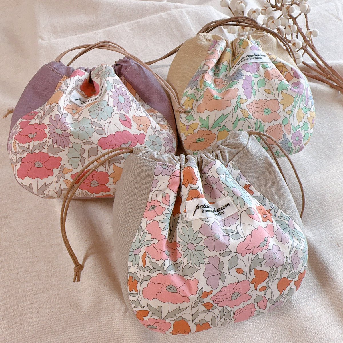 mayugonzakka's tweet photo. ぽちゃ巾着できました♪
https://t.co/cCFPIb7ngi
#ぽちゃ巾着 #ぽちゃポーチ #patternshopsnowwing #リバティ #リバティポーチ #リバティ巾着 #ハンドメイド #布小物 #百万遍さんの手づくり市 #梅小路公園手づくり市 #まゆごん https://t.co/iGsMWPTSnh