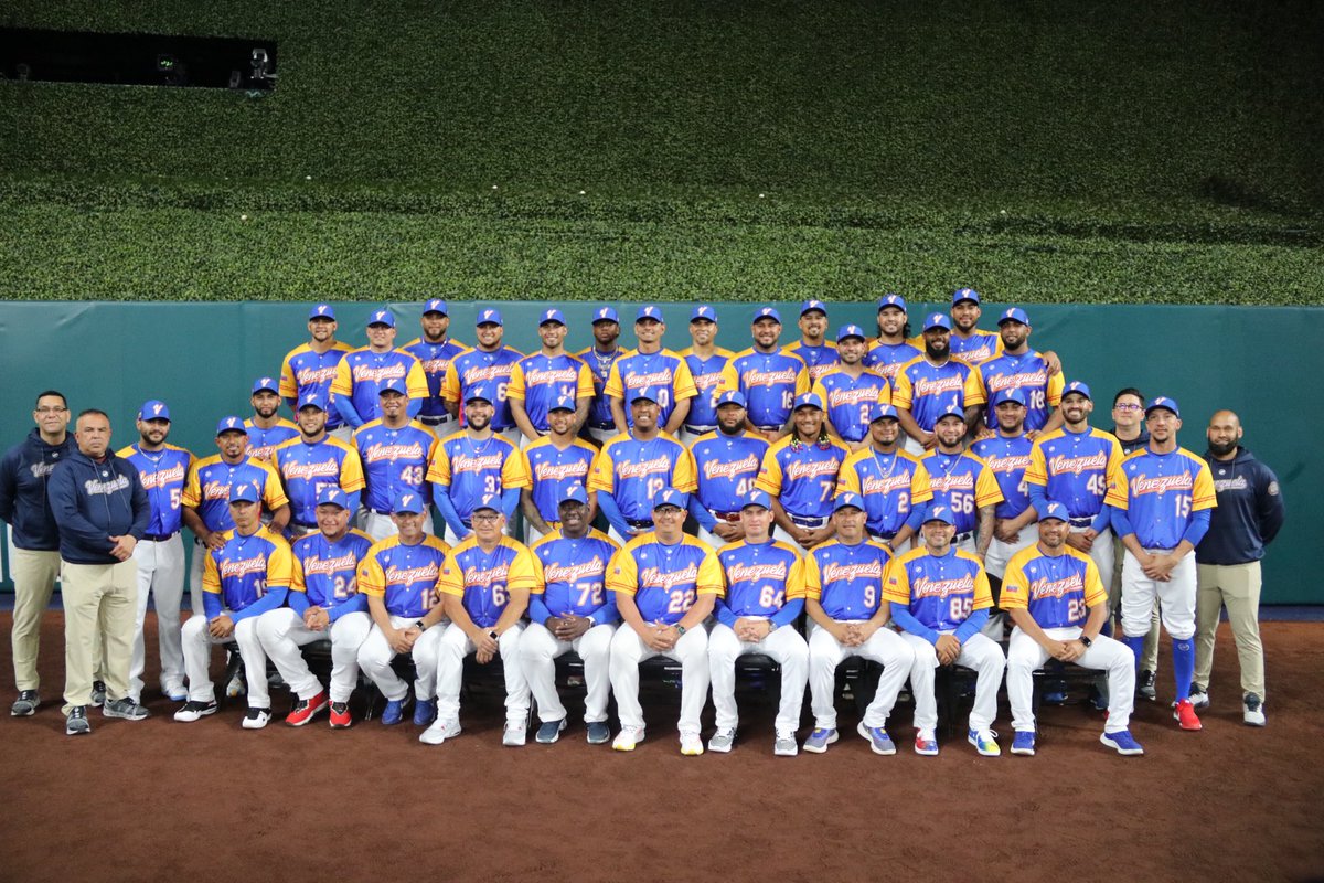 ¡Foto oficial!

Estamos listos para defender nuestros colores. #VamosVenezuela 

Fanáticos soñemos porque es posible alcanzar el trofeo y ser Campeones del Clásico Mundial. 

#LaQueNosVuelveLocos