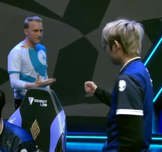 Treatz's tweet photo. Paper beats Rock ggwp #supportKING @Zven https://t.co/EDIaANwLgp