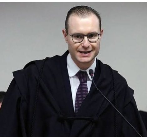 dmolir's tweet photo. A atuação de Zanin permitiu alcançar um reparo judicial histórico e resgatar a combalida democracia.  É um craque com todas habilidades para a vaga de Lewandowski no STF.  O Brasil fez um L pra resistir ao fascismo. E a prioridade, hoje, é defender a Constituição da República. https://t.co/js57K1UVtu