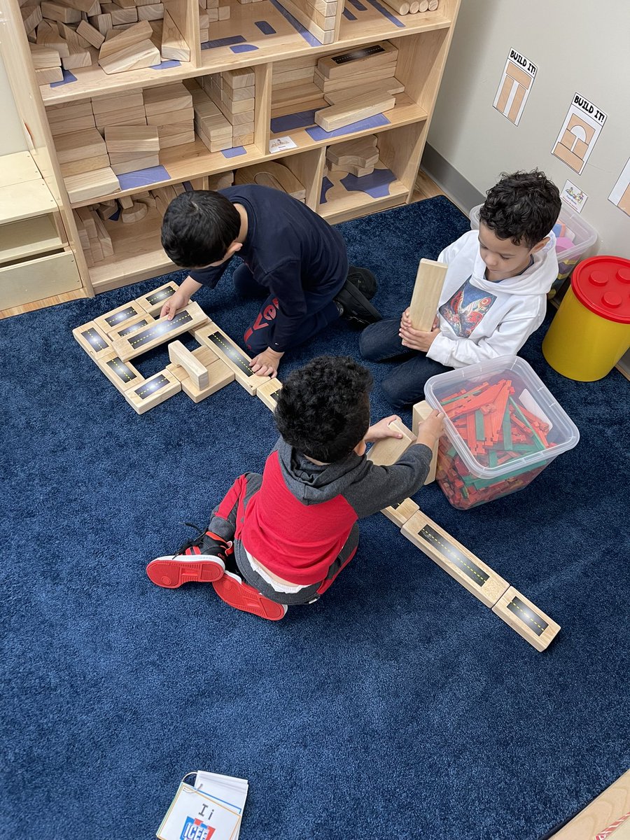 ms_iradi's tweet image. Having fun building roads and bridges together in the Block Area! 🚗🛣️🌉 #roadstudy @TheHECC_BPS @BPS_Beginners
