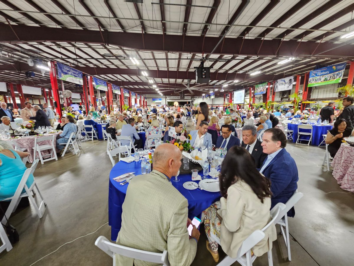 LeonelFernandez's tweet photo. En la Florida junto a los buenos amigos Kevin Anderson, alcalde de Fort Myers y el empresario dominicano Manuel Corripio, participando en la celebración del 20 Aniversario de la organización Community Cooperative, la cual está dedicada a proveer alimentos a los más necesitados. https://t.co/SmYRQbY06Z
