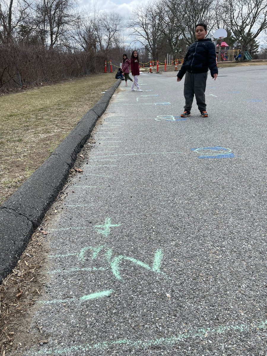 StadleyRough's tweet photo. Some of our #STRthirdgrade students made a giant number line at recess #STRmathematicians #STRlearns https://t.co/7qeIzua6VV