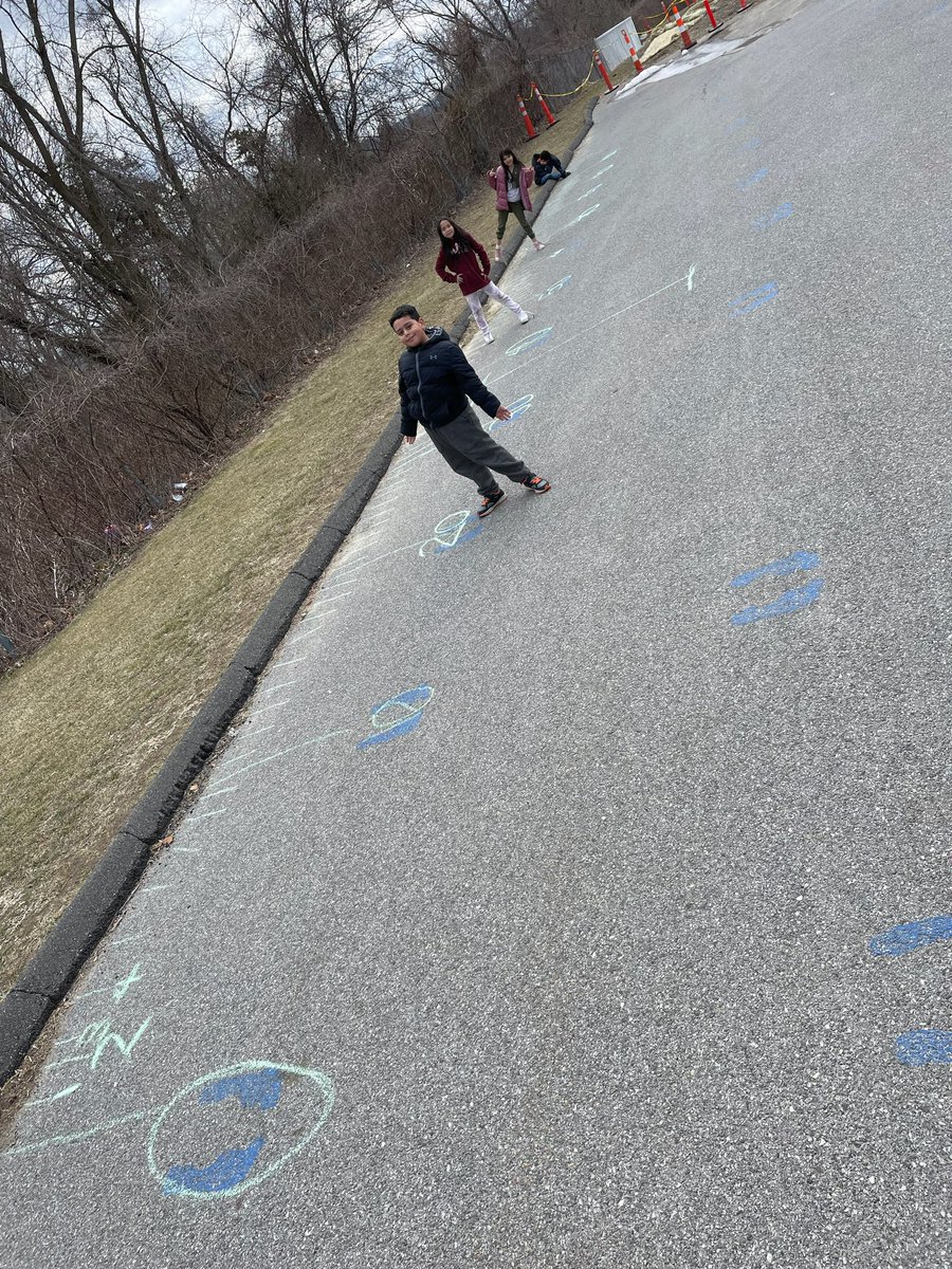 StadleyRough's tweet photo. Some of our #STRthirdgrade students made a giant number line at recess #STRmathematicians #STRlearns https://t.co/7qeIzua6VV