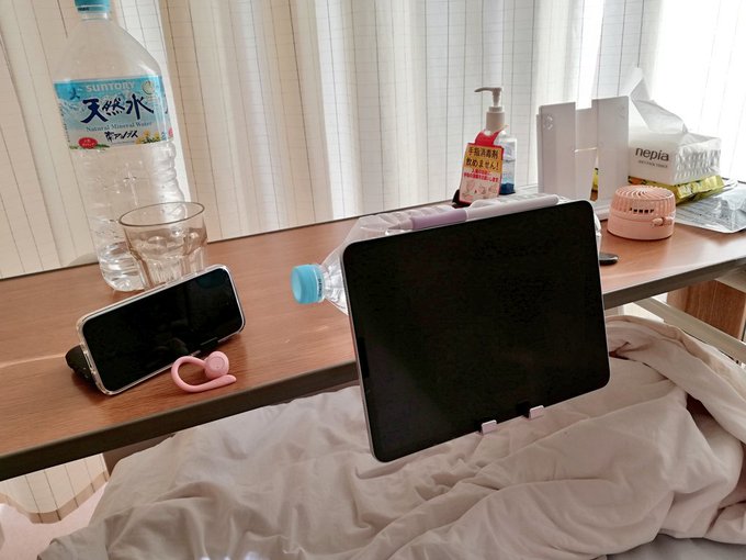 入院中の作業環境
普段座椅子に座ってiPadいじってるからベッド上でも意外と違和感なく仕事できてます 