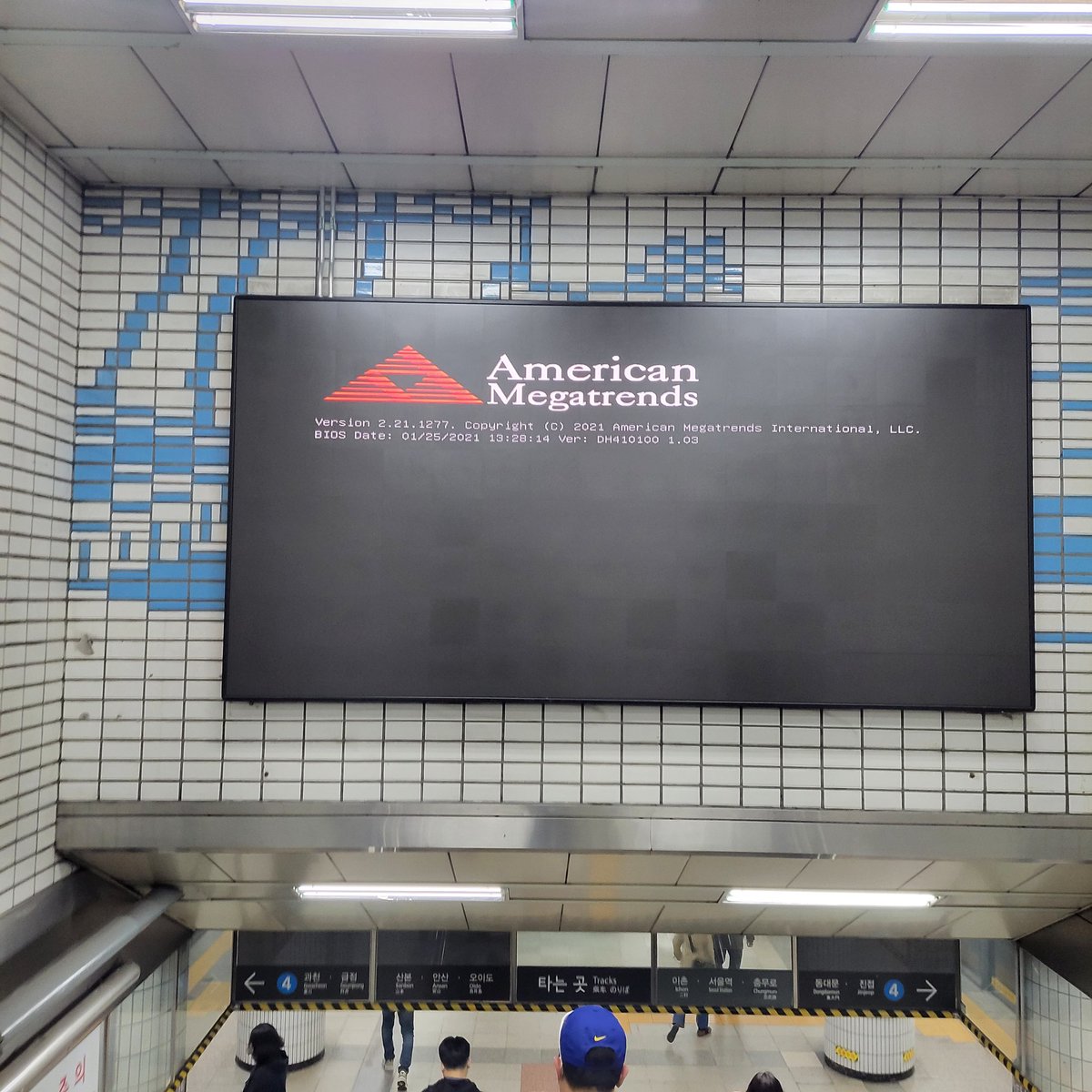 same_granade's tweet photo. 요즘 서울 지하철엔  American Megatrends 광고도 거는군요
 
장사가 잘 안 되나봅니다. https://t.co/h5HFhOOzEa