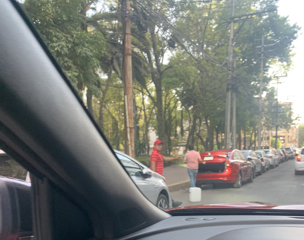 eLpOLLorn's tweet photo. Sin importar hora del día, freneleros apartando lugares y cobrando cuota en todo alrededor del parque San Lorenzo en la #DelValle #CDMX @UCS_GCDMX @BJcomunidad1 @En_laDelValle https://t.co/7Q5HxWNK4W