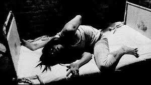 ¿Crees en las posesiones demoniacas? A lo largo de la historia han ocurrido y han quedado registradas varias de ellas las cuales han inspirado a muchas películas terror y documentales famosos.  Así que aquí te dejo 5 caso muy pertubadores de posesiones demoníacas 

Abro hilo 🧵