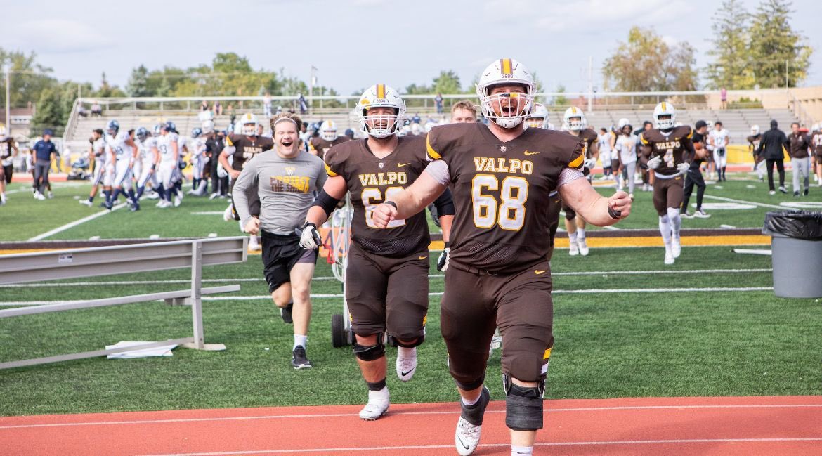 After a great phone call with <a href="/Coach_RJG/">RJ Ghilarducci</a> I am blessed to receive my first D1 offer to continue my academic and athletic career at Valparaiso University 🟤🟡 <a href="/COSGIANTS_FB/">COS Giants Football</a> <a href="/CoachTABurkett/">Travis A. Burkett</a> @malonzo7474