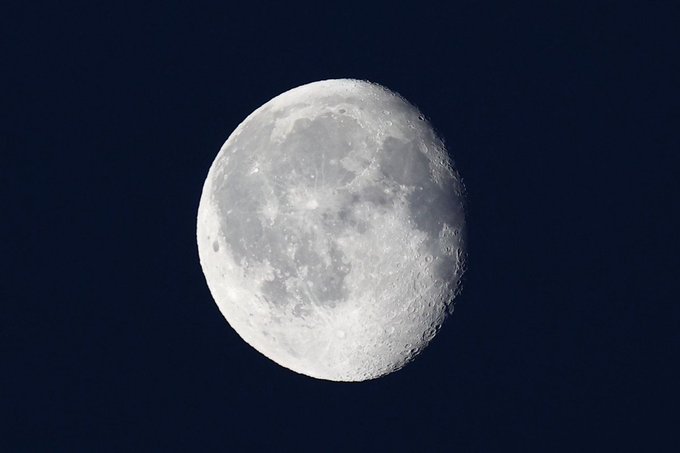 今朝は春霞が収まってきて、西の空に月齢１８.６の月がきれいに見えていました。 