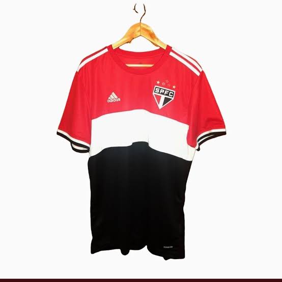 dantasjiujitsu's tweet photo. @giba_sredni @danielperrone Como assim a mesma coisa todo ano ? Quer radicalizar faz na terceira camisa. https://t.co/kjIrzTYgXG