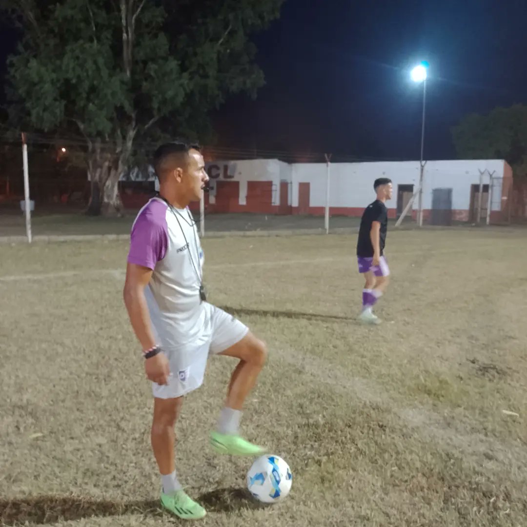 OrgulloVioleta's tweet photo. 💜🔔 En Larroque, provincia de Entre Ríos, dónde desde las 20.15 la reserva del Viola dirigida por Carlos Pereyra y Mariano Gorosito enfrentará a @centrallarroque en un partido amistoso. 

¡Vamos los pibes! https://t.co/0Se6CeUApu