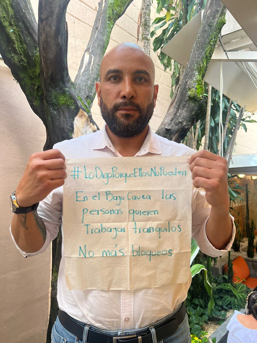 DerlisMT's tweet photo. Estamos con ellos, les abrazamos desde la distancia y alzamos nuestra voz por sus derechos. Que el camino que elijamos siempre sea el de la #NOViolencia ¡Hoy Antioquia más UNIDA que nunca!🙏💚 #LoDigoPorqueEllosNoPueden https://t.co/Ljk4QFSk9S