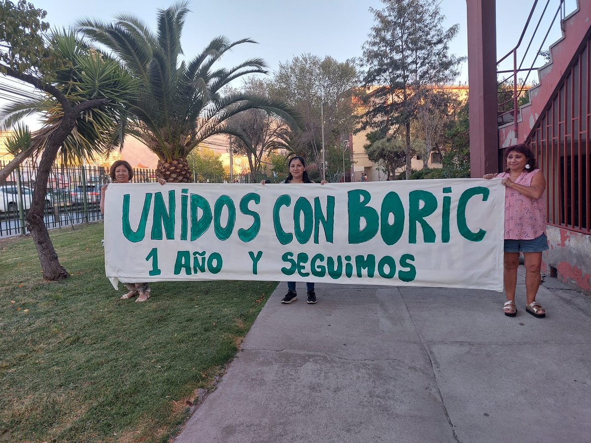 Radar_C_L's tweet photo. Así se está preparando la gente para celebrar el primer año de gobierno del Presidente Boric, en la Plaza de la Constitución, frente a La Moneda 👏👏👏 @GabrielBoric 
#11DeMarzoTodxsAlaMoneda #BoricEstamosContigo https://t.co/4igylXIuiP