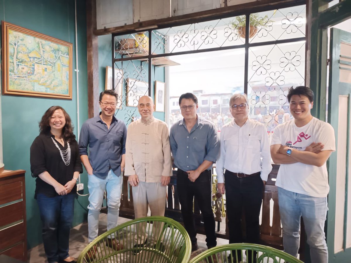 davsunArt's tweet photo. Yesterday morning. Had a great discussion about the history and movement of art in Sarawak. An ignition of an interested project. #ceoArtistDailyRoutine #ceoartist https://t.co/LipRVjeSeJ