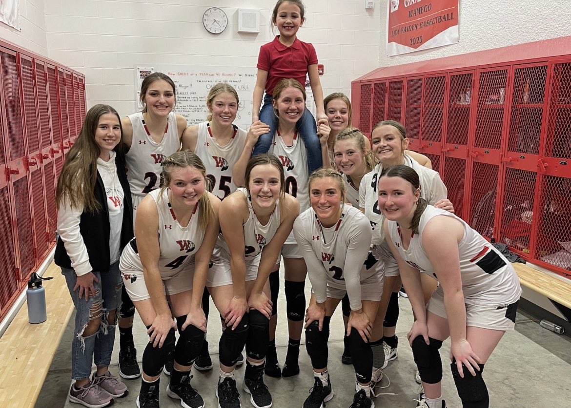 _addisondenney's tweet photo. so thankful for everything this program has taught me and for the forever family it’s given me. these past 4 years are unforgettable🤍 thank you @WamegoGBB @WamegoCoachMac @bgfritter @klmiller33 @BBallCoachShel https://t.co/f3KKzKkejT