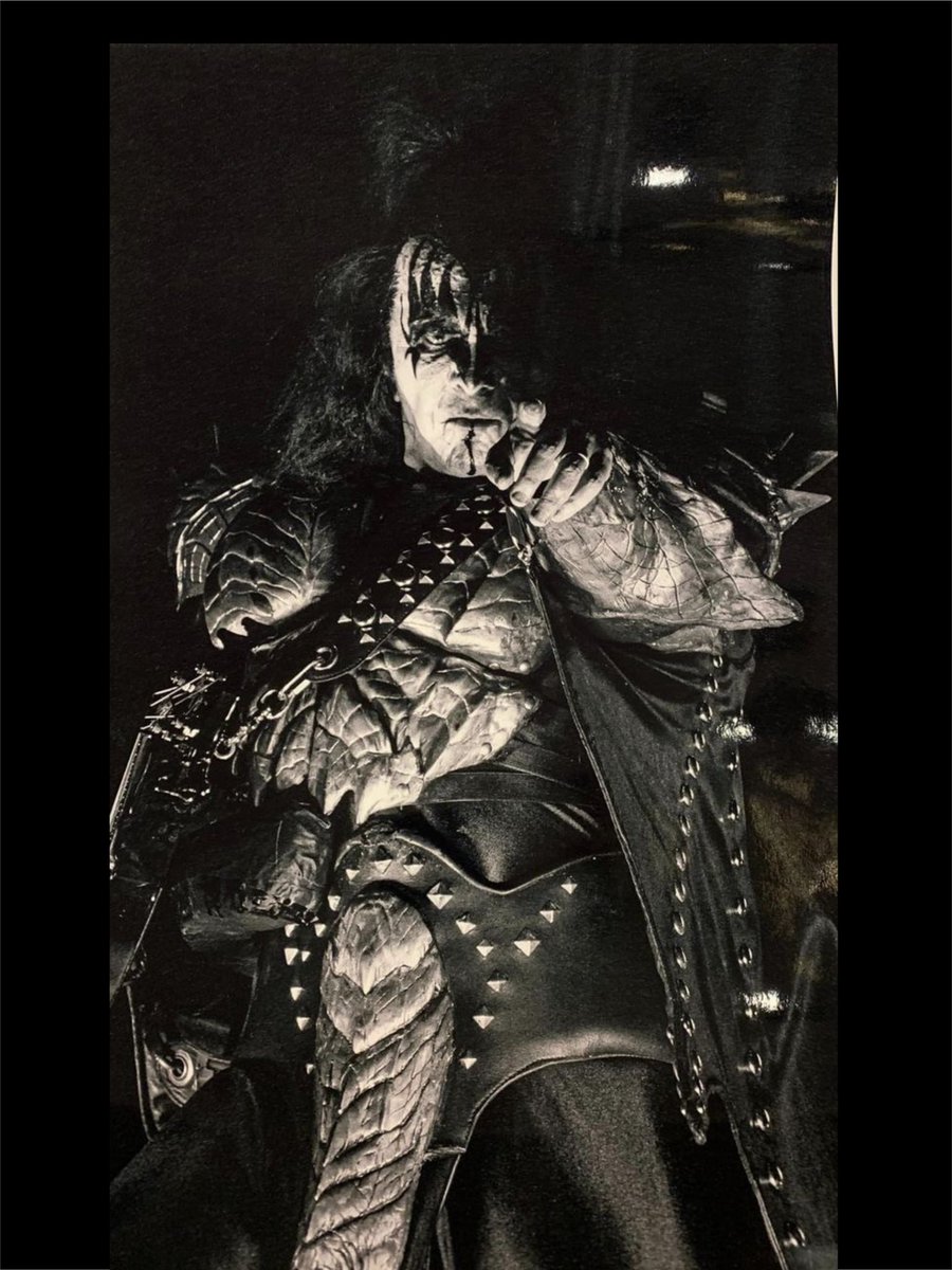 ssikfandk's tweet image. Is that a loaf of french bread? Or ya just happy to see me? #Demon #Codpiece
#Kiss