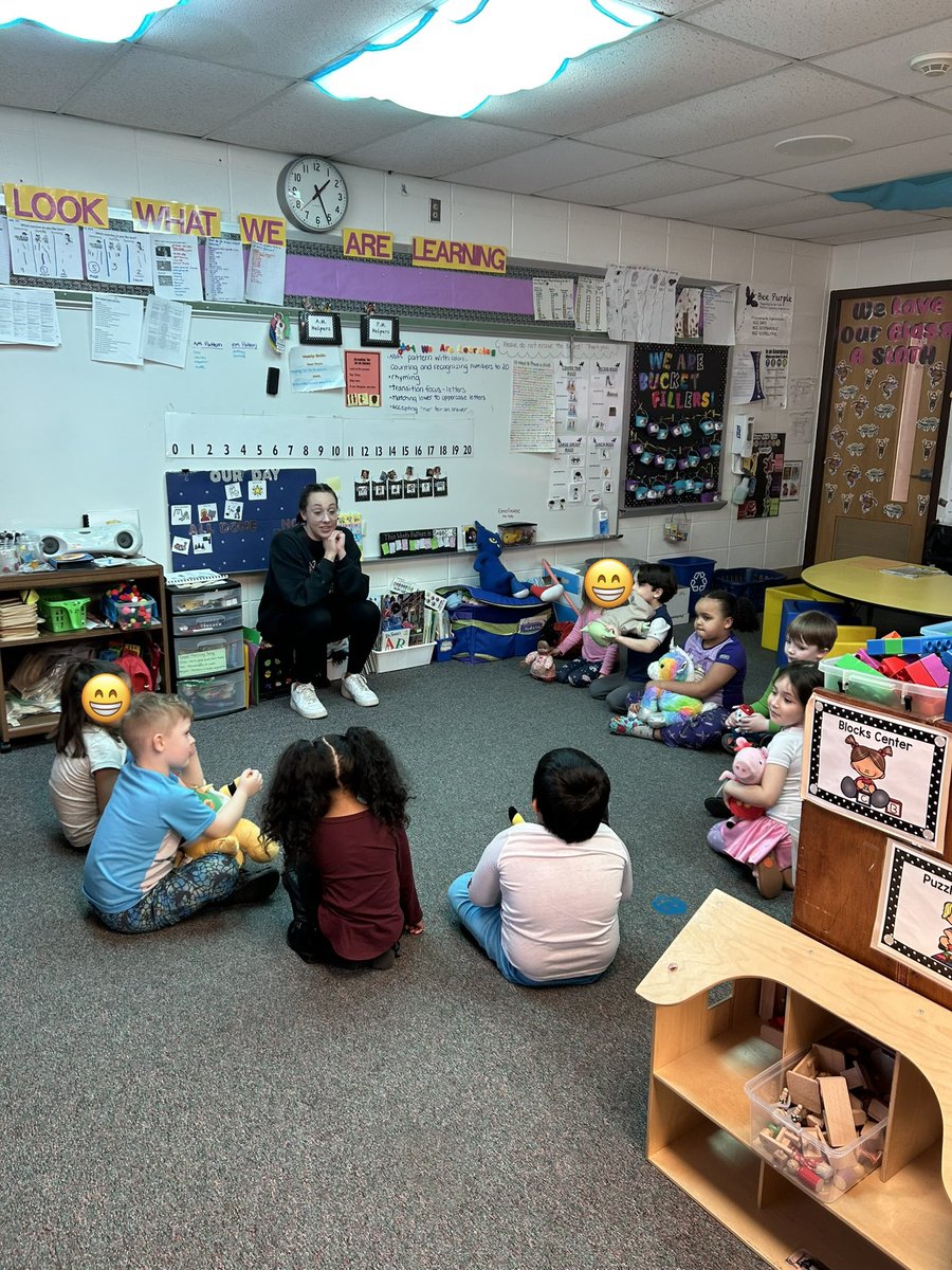 malpete1010's tweet photo. Thank you @OmahaSWM (Camille, Morgan, &amp; Carina) and @erichrachwitz from Twin Creek Animal Hospital for reading to our students @BirchcrestTiger!  📚 We appreciate you taking time out of your busy day to connect with our #bctigers.  #bpsne https://t.co/5zSSREfIob