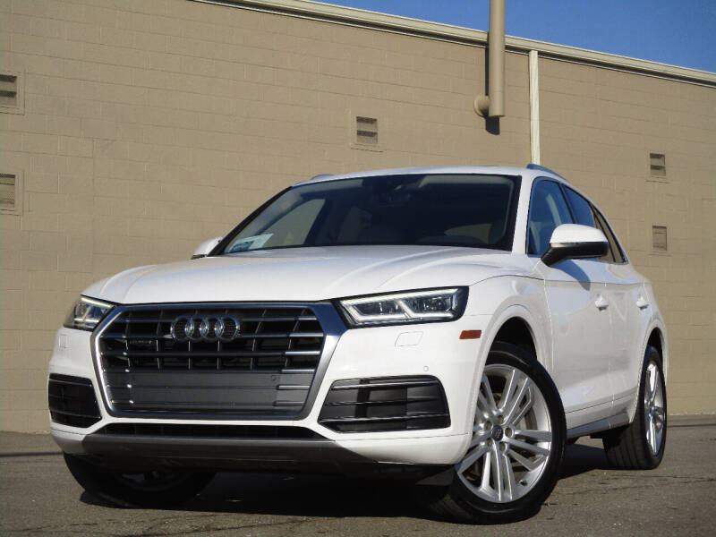AutohausService's tweet image. This 2018 Audi Q5 2.0T quattro Premium Plus is the perfect everyday vehicle!
Spacious, beautiful and drives like a dream! Learn more at
autohausroyaloak.com/details/used-2…
#autohaus #usedaudi #audi
