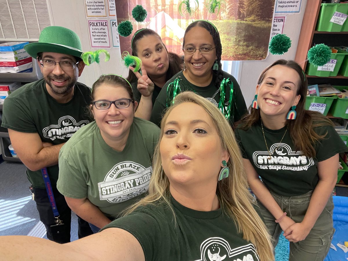 ChichinskiK's tweet photo. Team with the most green with my favorites 💚 #springbreakbound https://t.co/zmEEbm4nxs