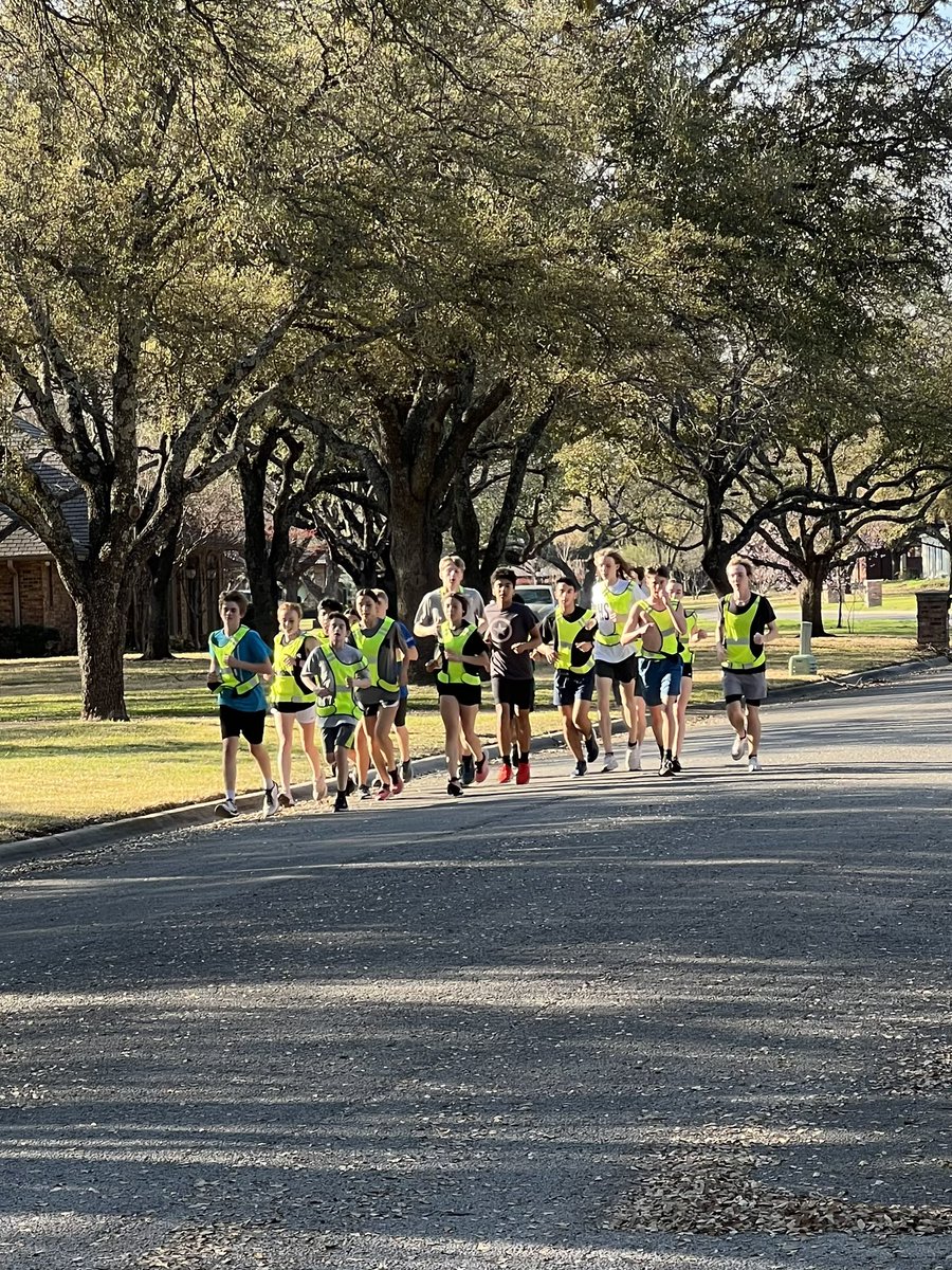 CleburneXc's tweet photo. Distance Runners ended the week on a beautiful day!!!! Conversational run their favorite “The Pond Run”!! 🐝🏃‍♂️🏃‍♀️❤️@BenjaminLudlow9 @autumn_casillas @chris33164 @DLuldow @Jack_Murray06 @emmadudley22 @Cleburne_TF https://t.co/z2hANk1jxV