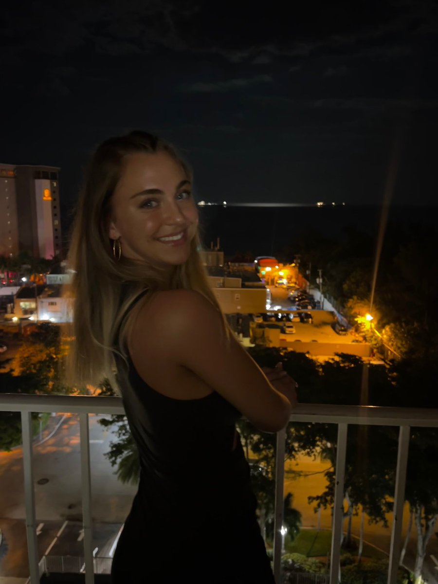 lexi ♛ tweet media