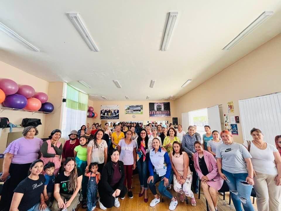 SEDESOAgs's tweet photo. Seguiremos siendo un enlace entre las familias de #Ags y el Gobierno. 

Está semana en las casas del bien común hemos impulsado el programa “Jefas de Familia” por el Instituto Aguascalentense de la mujer, donde más de 400 mujeres han sido asesoradas por este gran proyecto. https://t.co/Gy8V9K9dHA