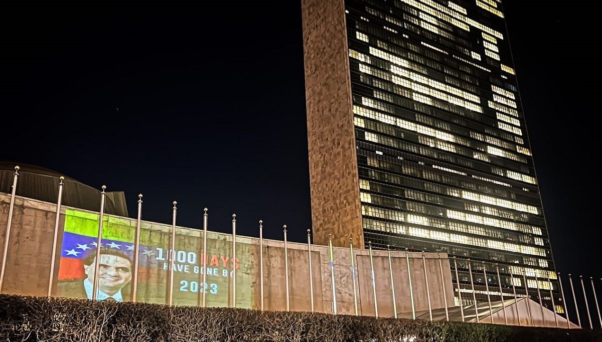 🔴 Proyectan video en la <a href="/ONU_es/">Naciones Unidas</a>  por 1.000 días de secuestro de Alex Saab
#FreeAlexSaab 🇻🇪

Activistas de los DDHH proyectaron en la sede de la Organización de las Naciones Unidas, EEUU
<a href="/StateDept/">Department of State</a> <a href="/WhiteHouse/">The White House</a> 
<a href="/POTUS/">President Donald J. Trump</a> <a href="/NicolasMaduro/">Nicolás Maduro</a> 
<a href="/Cartajuanero/">Juan S. Gonzalez</a> 

fusernews.com/proyectan-vide…