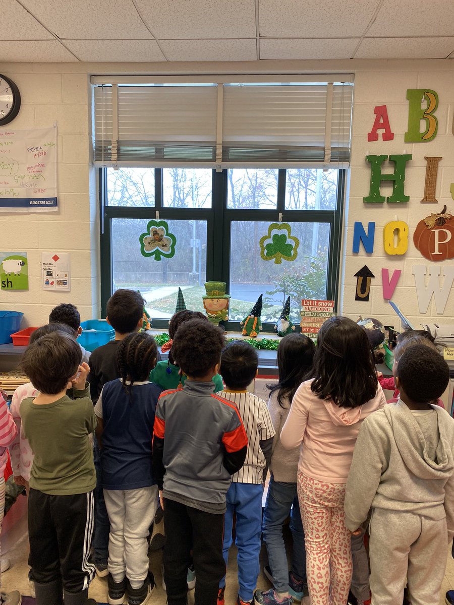 MrsMackeysClass's tweet image. We waited for snow all winter so when we saw some this morning we had to check out the flakes! ❄️