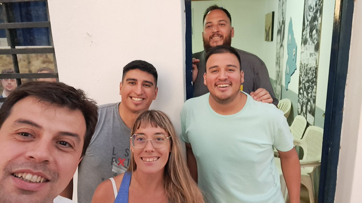nataliagaray_'s tweet photo. @DiegoDeVega_ es nuestro candidato en Chos Malal. Tiene una lista de candidatos con un recorrido social impresionante, y no saben como se me infla el pecho al ver ahi también a mis compañeros de juventud, buscando sus lugares en el deliberante. Vamos Diego!! https://t.co/3HTsrDq7Vk
