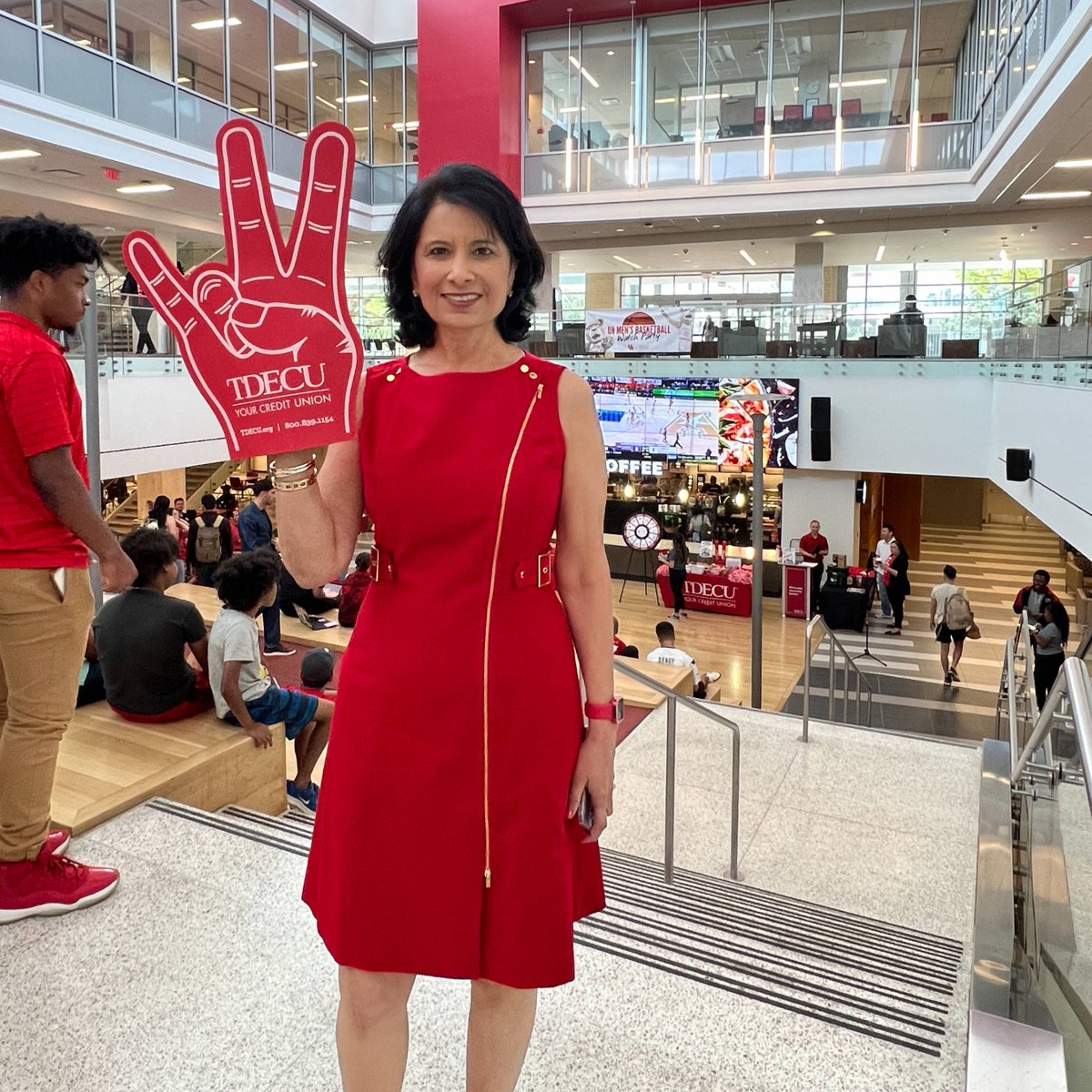 TDECU's tweet photo. Today was a great day to be a @UHouston Cougar! Relive some of the highlights from the @uhcougarmbk student watch party earlier. Special thank you to Chancellor Dr. Khator for joining!  #ForTheCity #CoogsWin https://t.co/19TMoksn8u