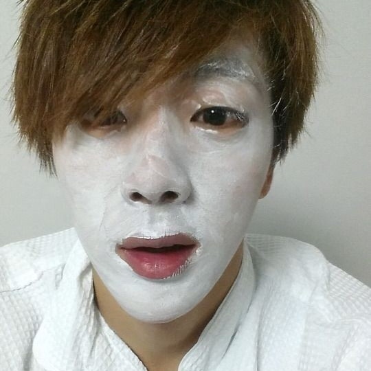 🚨 FAMOSOS: Kim Seokjin, membro do grupo BTS, desaprova a base WePink, da Virgínia.