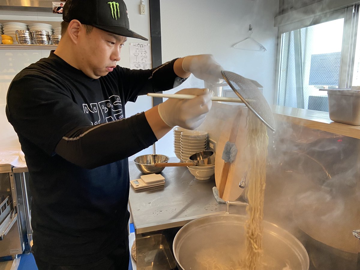 yama_rock_frk's tweet photo. 本日の営業は
9:00〜13:00です！

本日より、店長後藤が
麺上げの一部を担当します。

ヤマロクの製法では
本番を重ねることが
唯一の鍛錬の方法です。

彼の手際はぎこちないですが
品質には一切影響ありません。
麺上げ以外は代表山崎が制作いたします！

ぜひ店長を応援してやってください！ https://t.co/xsrYB83k6J
