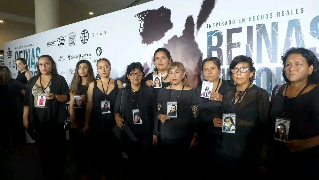 FamiliasNi's tweet photo. La película “Reinas sin corona” está ya en las salas de cine. @VivaPierola, director del film, quien también dirigió la película “Utopía”, eligió llevar con este film la temática del feminicidio a la pantalla grande. Las integrantes de FUJ estuvimos invitadas al Avant Premier💟 https://t.co/b0o9fZPQRh