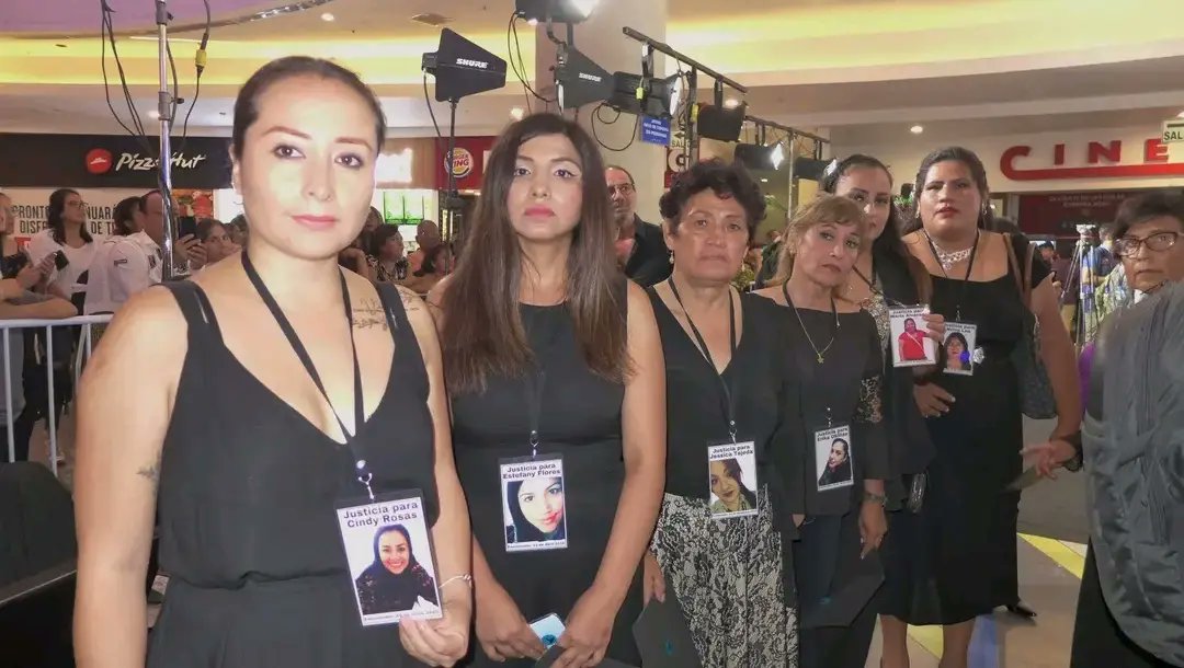 FamiliasNi's tweet photo. La película “Reinas sin corona” está ya en las salas de cine. @VivaPierola, director del film, quien también dirigió la película “Utopía”, eligió llevar con este film la temática del feminicidio a la pantalla grande. Las integrantes de FUJ estuvimos invitadas al Avant Premier💟 https://t.co/b0o9fZPQRh