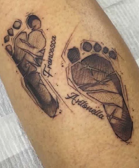 Uma homenagem aos dois amores da minha vida. ♥️♥️👣 #tatoo #filhas