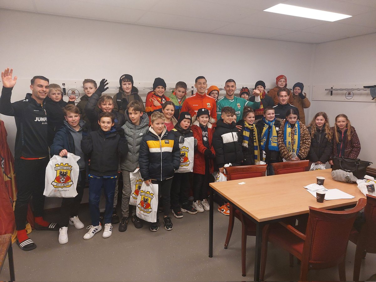 Er kwamen na de afgelasting een paar spelers langs om de kinderen die mee zouden lopen te bedanken voor hun komst. #GAErkc <a href="/GAEagles/">Go Ahead Eagles 🦅</a>