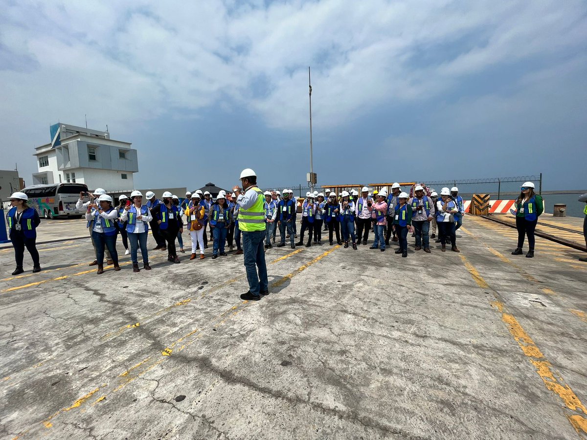 AmanacOficial's tweet photo. Excelente recorrido y explicación de las ventajas competitivas de la terminal de @icave_veracruz, en el marco de nuestro curso teórico-práctico "Operación portuaria en el puerto de Veracruz".
#AMANAC #AgentesNavieros @ASIPONAVER #ICAVE⚓️ https://t.co/1PzL2MbFWx