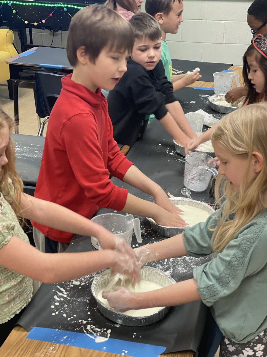 blwright2nd's tweet image. Science can be messy yet fun! #statesofmatter #oobleck #handsonmindson #2ndgrade @meadowlarkws