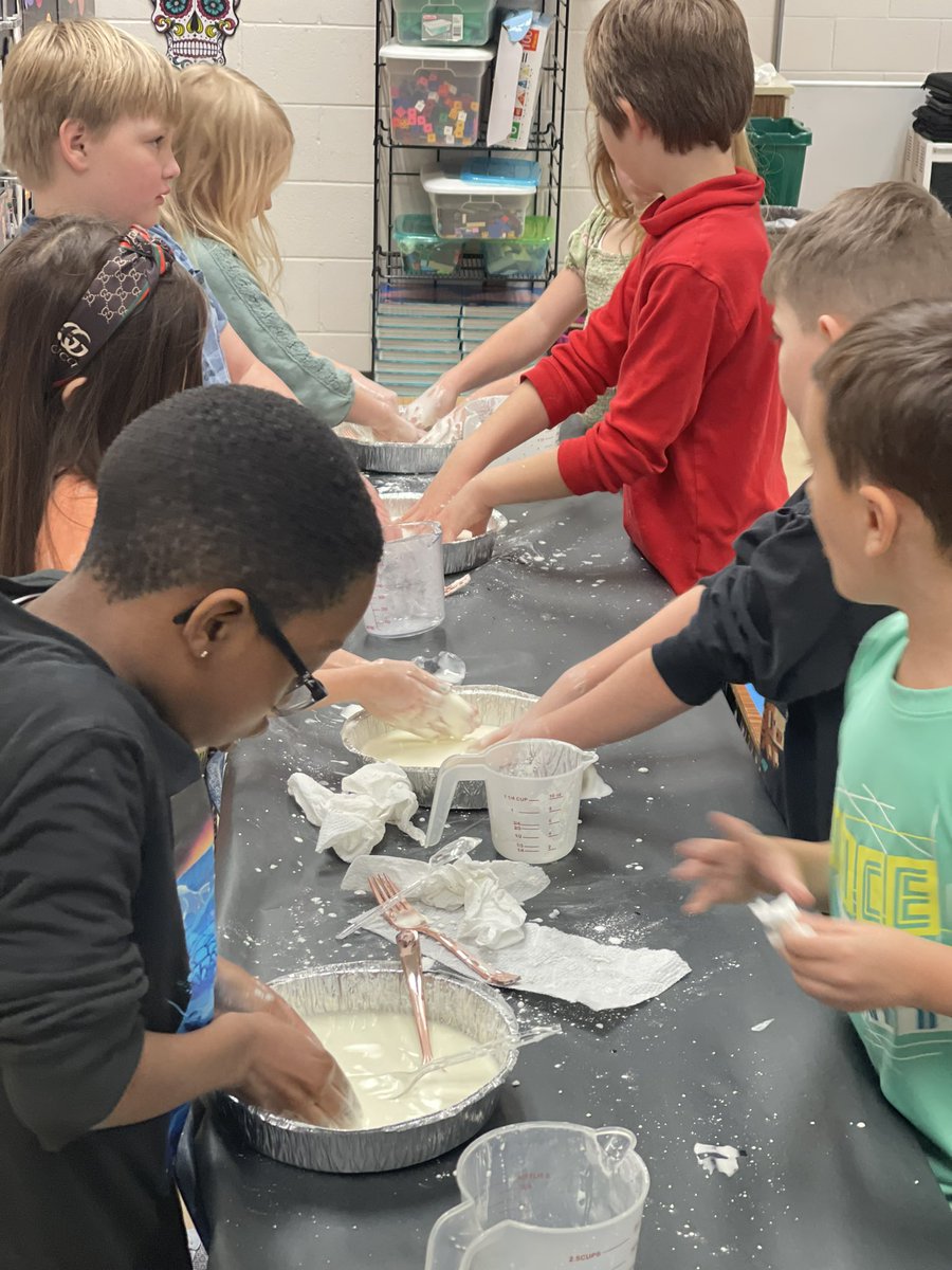 blwright2nd's tweet image. Science can be messy yet fun! #statesofmatter #oobleck #handsonmindson #2ndgrade @meadowlarkws