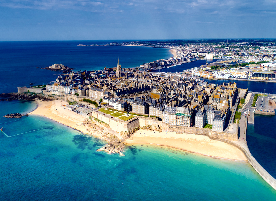 10 Seaside Towns to Visit in #France #travel #explore vagabuzz.com/features/10-se…