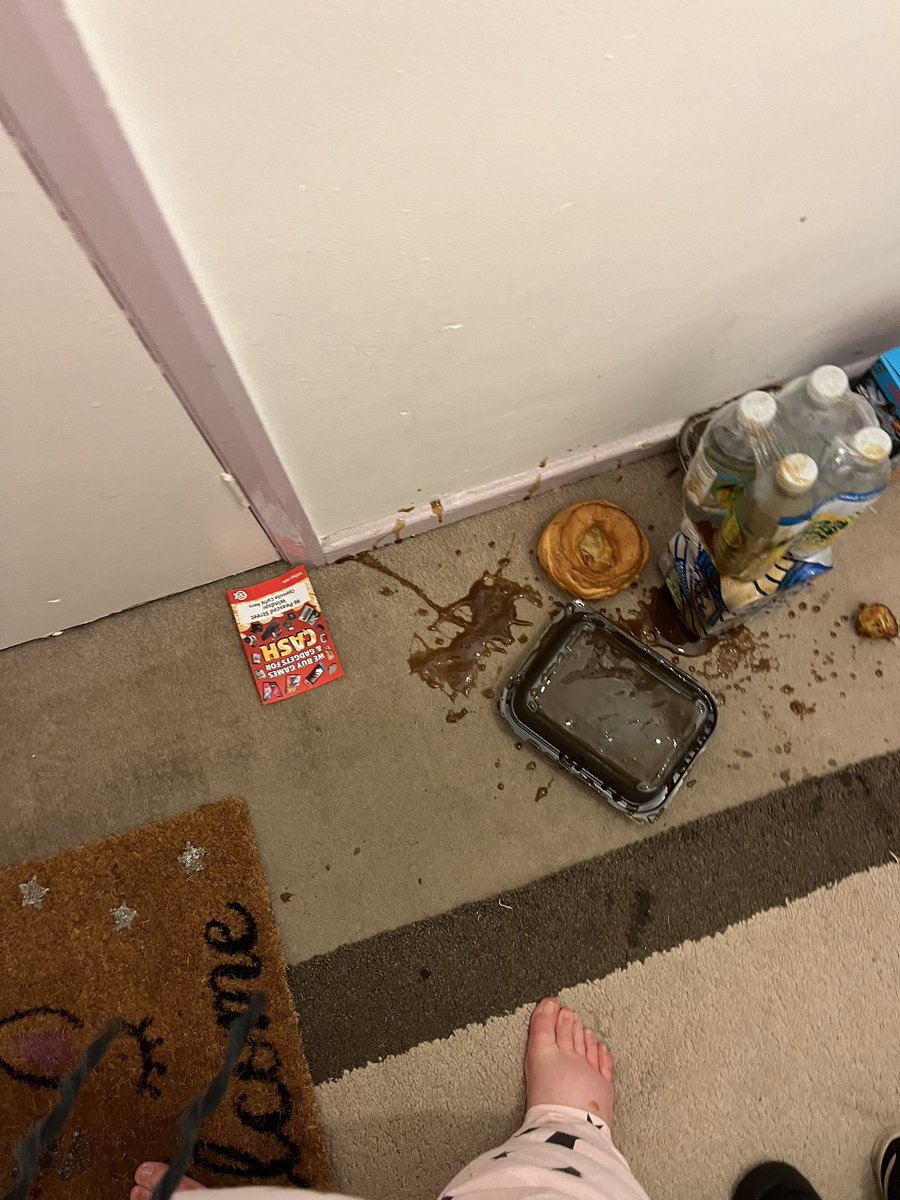 Unicorn77Carter's tweet photo. Would like to thank Justy for ruining my carpet and for the driver throwing my dinner at me and splitting the bag &amp; everything going in all over my carpet Gotta get it cleaned. Or get a new carpet &amp; I’m going to have to repaint my hallway as well. @JustEatUK @JustEatTakeaway https://t.co/xcNdwRKU07