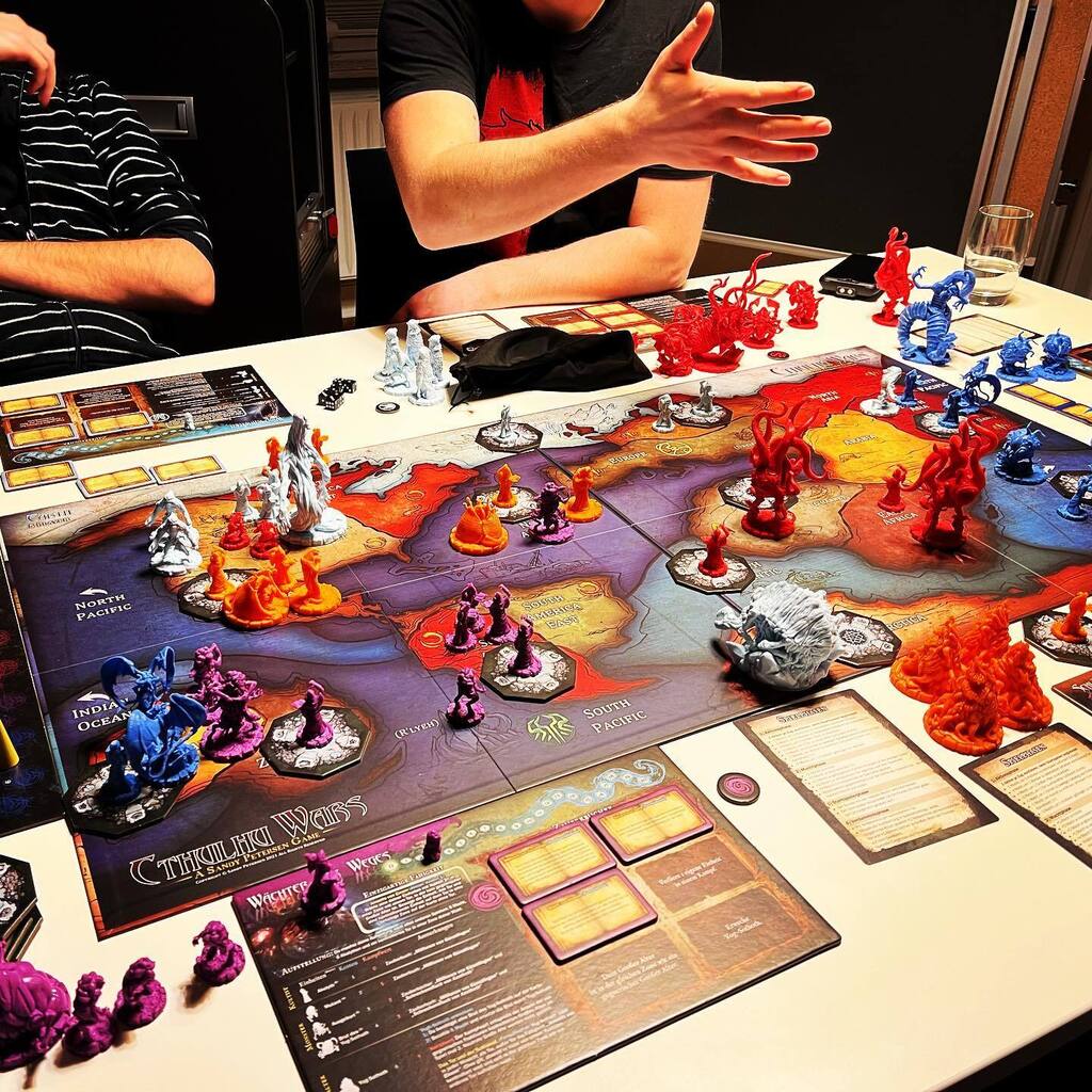 #cthulhuwars mit fünf Fraktionen. Hat zwar etwas länger gedauert, aber ich hatte Riesenspaß am Belauern, Taktieren, Bluffen. Gerne wieder! Obwohl ich die Wächter des Weges nicht optimal gespielt habe. <a href="/arne_spillner/">Arne Spillner</a> <a href="/pegasusspiele/">Pegasus Spiele</a> @petersengames #brettspiel #cthulhu
