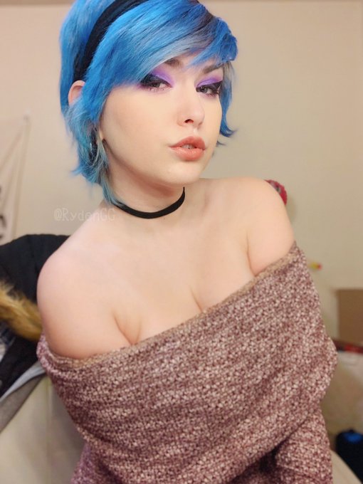 i&rsquo;m falling apart to songs about hips and hearts 💕✨ https://t.co/DHBwL9j5y1