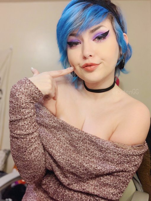 i&rsquo;m falling apart to songs about hips and hearts 💕✨ https://t.co/DHBwL9j5y1