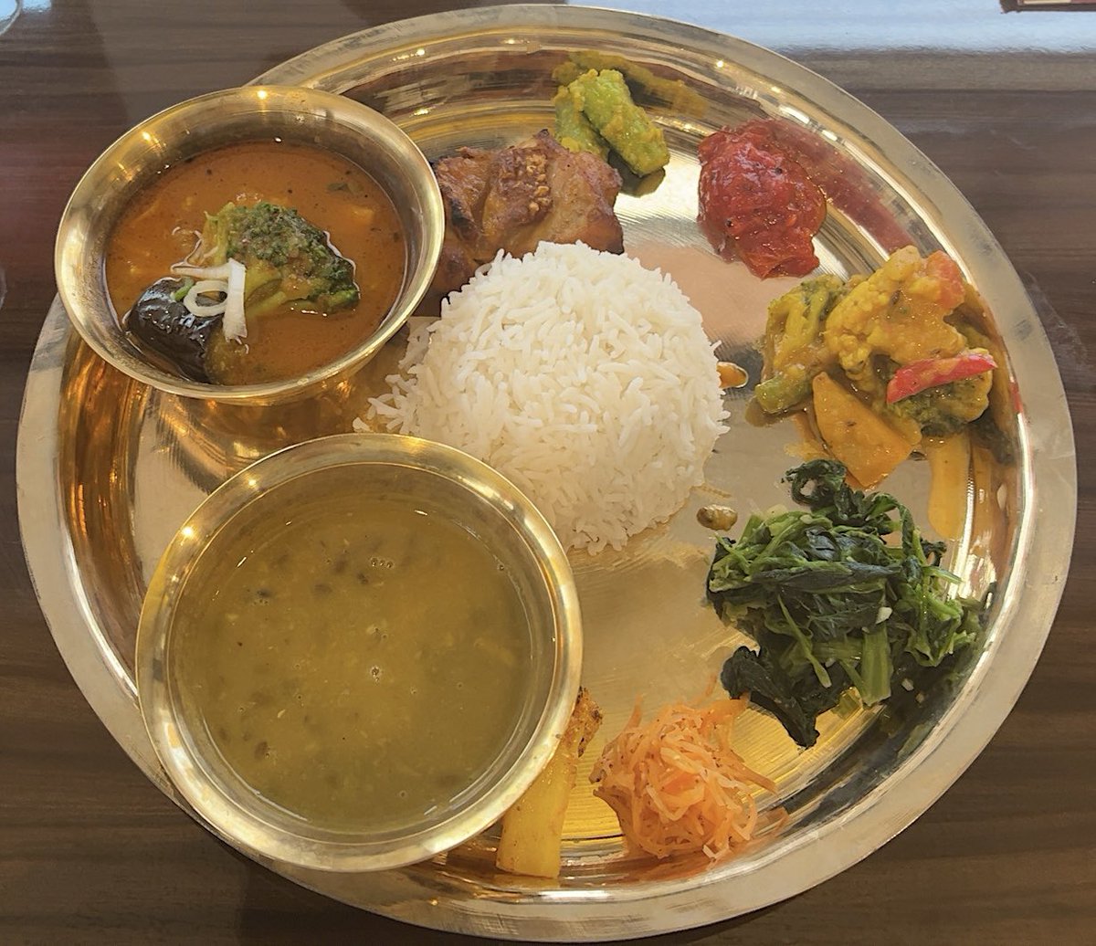 spicezuki's tweet photo. 23.0305 ダルバート。珍しく、チキンカレーにブロッコリーが。意外に生き生きとしていて美味い。全体的にオーセンティックなダルバートで文句無し。トマトの付け合わせはちょっと珍しいか。#Piple https://t.co/PH79TN4kop