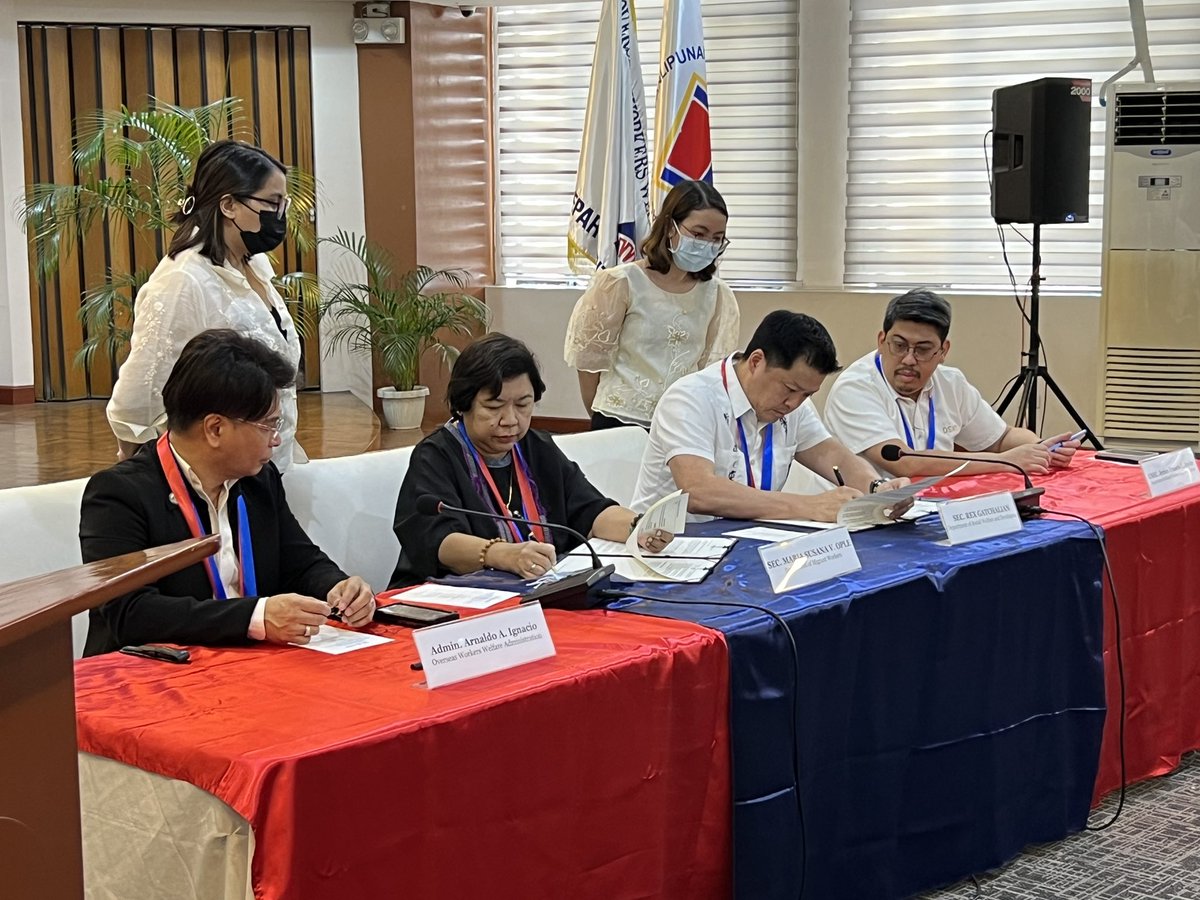 susanople's tweet photo. Salamat kay kapatid & fellow CabSec @rex_gatchalian sa pagdalaw sa @DMWPHL ngayong umaga! :-) TY din @OWWAofficial led by @arnellignacio :-) #MoASigning #KSAUnpaidClaims https://t.co/Mefky73JnJ