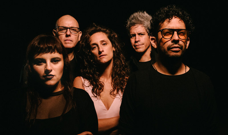 Hace una semana <a href="/IndigoOficial/">Indigo</a> estrenó "Alma Posesa", su nuevo single en colaboración con Lazorrazapata. Una canción que continúa la línea dreampop de esta banda nacional y que toma nuevos aires con Nuria en las vocales. Reseña lista en <a href="/conciertosperu/">Conciertos Perú</a> 

conciertosperu.com.pe/indigo-estrena…
